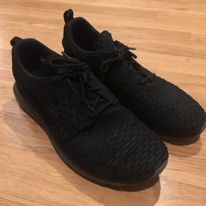 Nike Roshe Flyknit Mens 10.5 Black